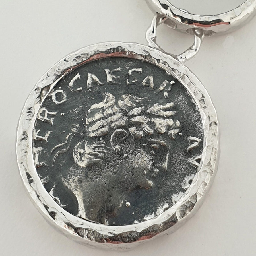 La moneta di fronte: la testa laureata e le lettere lungo il bordo, dentro la ghiera martellata