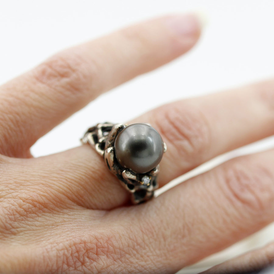 L'anello indossato, veduta d'insieme sulla mano