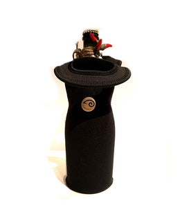 La sacca nera di neoprene con la bottiglia da 75 cl dentro