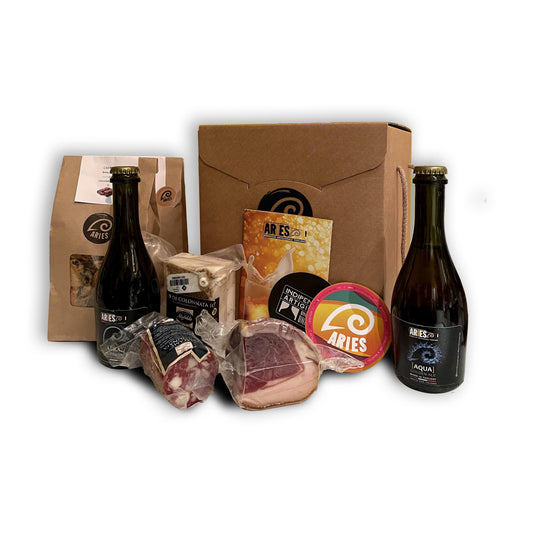 Il box La Toscanaccia aperto, con birre, salumi e cantucci