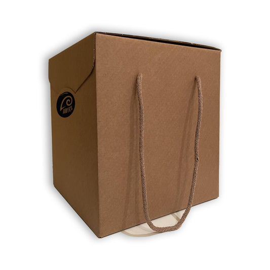 La scatola craft chiusa, con i manici in corda