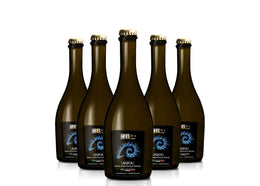 Le sei bottiglie di Aqua da 33 cl schierate