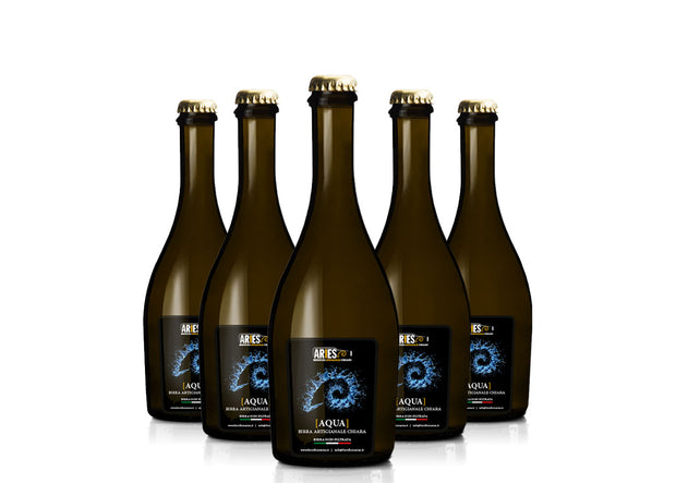 Le sei bottiglie di Aqua da 33 cl schierate