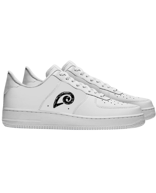 Le sneakers bianche Aries viste di profilo
