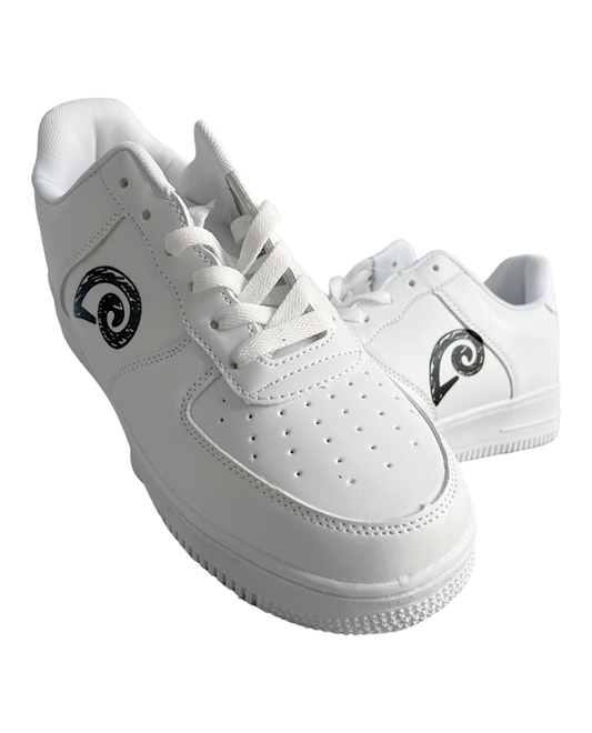 Le sneakers bianche di tre quarti, con il marchio sul fianco
