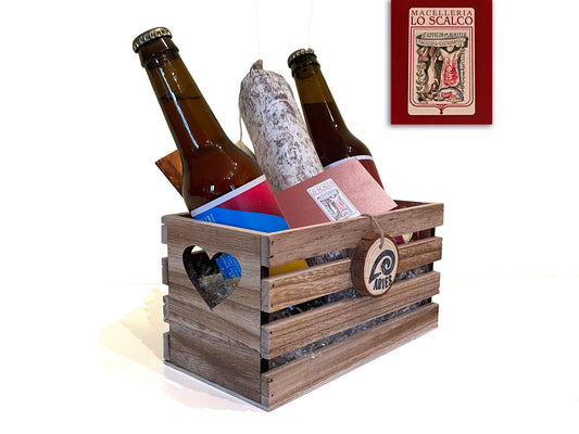 La cassetta di legno con le due birre e il salame toscano