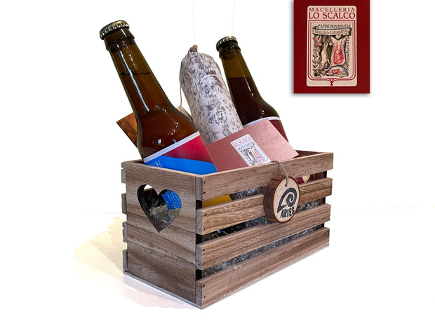La cassetta di legno con le due birre e il salame toscano