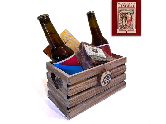 La cassetta di legno con le due birre e la soppressata