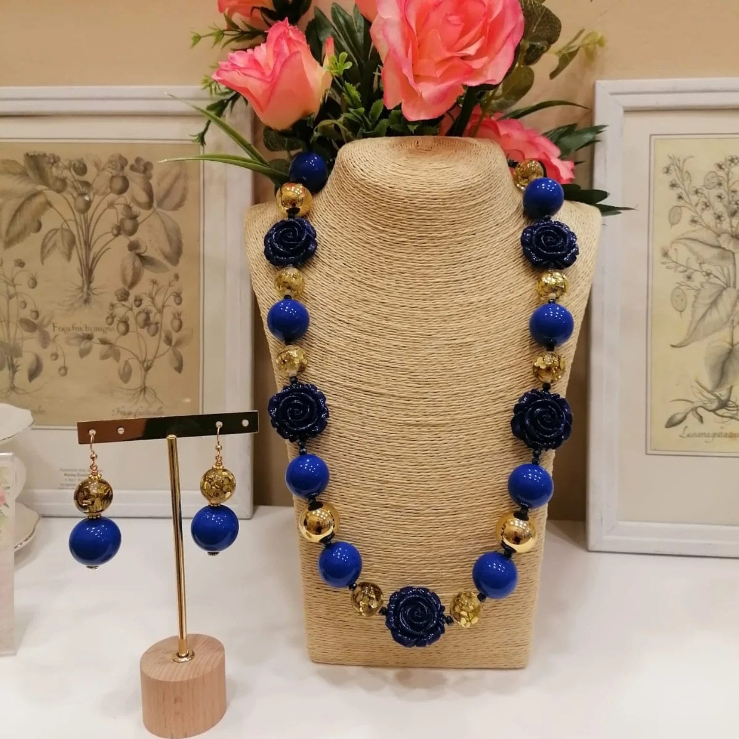 Collana lunga di sfere di resina blu, rose intagliate e sfere di vetro con foglia d’oro, con gli orecchini abbinati