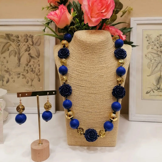 Collana lunga di sfere di resina blu, rose intagliate e sfere di vetro con foglia d’oro, con gli orecchini abbinati