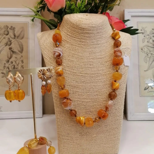 Collana di grani di vetro ambra, marmorizzati e con polvere dorata, con due paia di orecchini abbinati