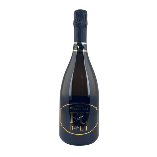 Bottiglia di spumante Brut della Fattoria Uccelliera, vetro scuro e capsula nera, su fondo bianco
