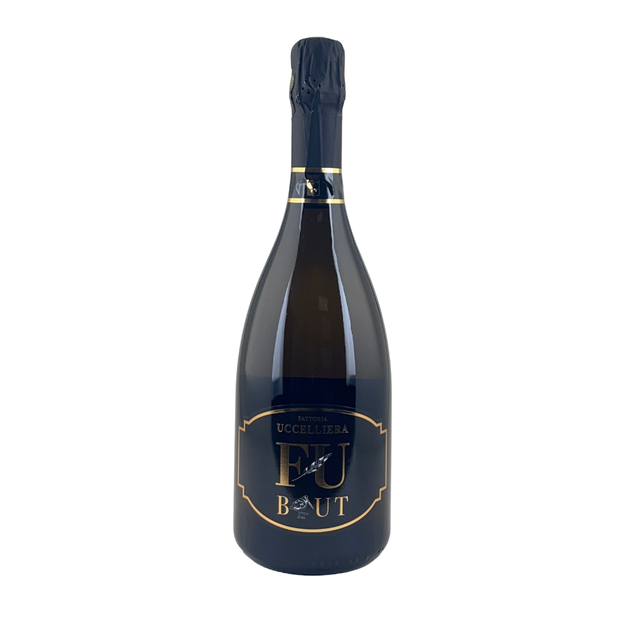 Bottiglia di spumante Brut della Fattoria Uccelliera, vetro scuro e capsula nera, su fondo bianco