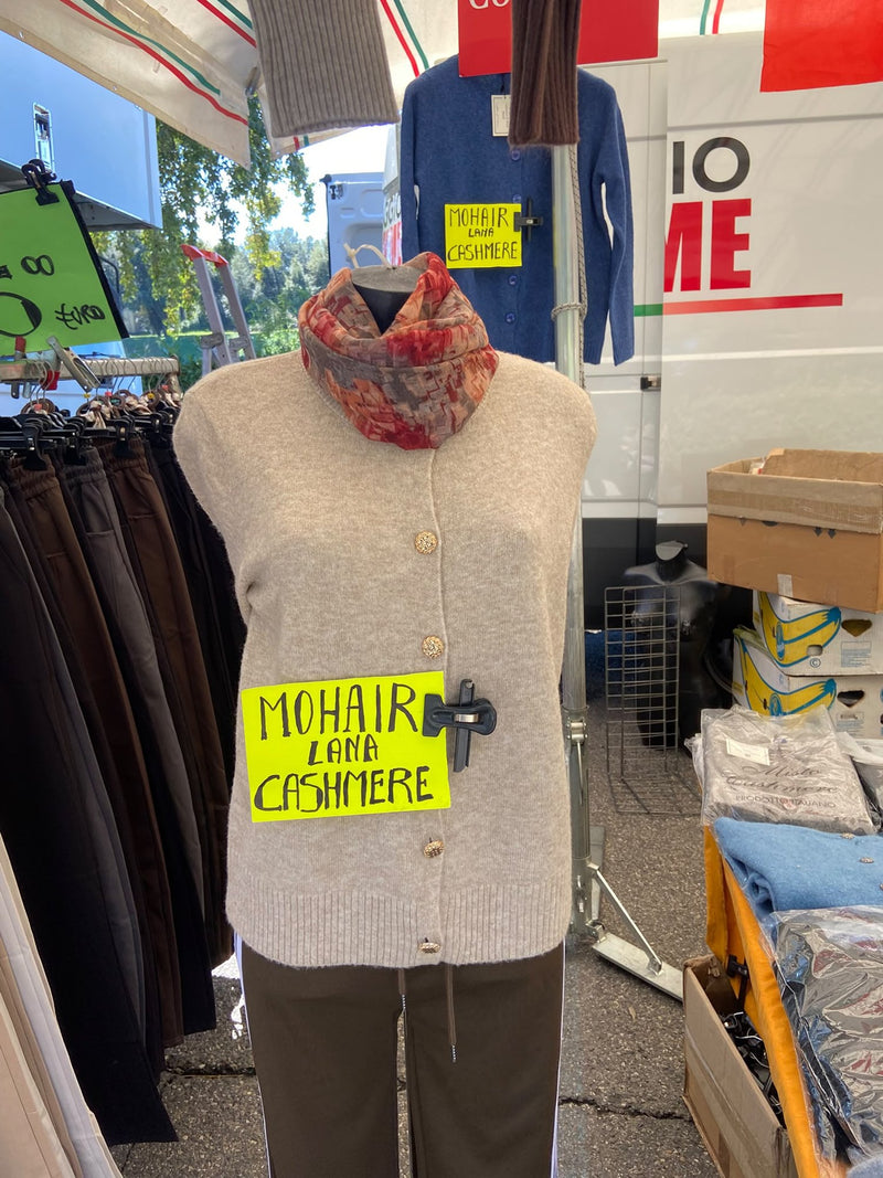 Un cardigan in mohair, lana e cashmere su un manichino, con lo scaldacollo a fiori