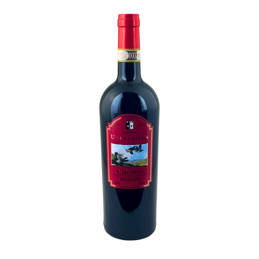 Bottiglia di Chianti Riserva DOCG della Fattoria Uccelliera su fondo bianco
