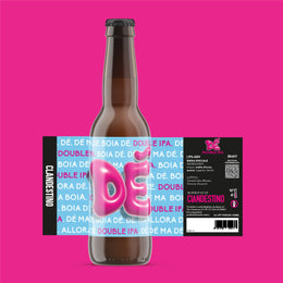 La bottiglia da 33 cl sul fondo fucsia, con l'etichetta stesa e la scritta Dé in rosa gonfio