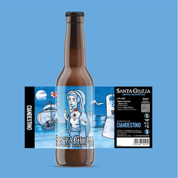 La bottiglia da 33 cl sul fondo azzurro, con l'etichetta stesa e la figura della santa sul porto