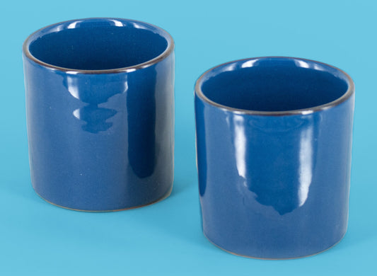 Bicchiere cilindrico in maiolica blu mare con riga di ferro bruno sull'orlo