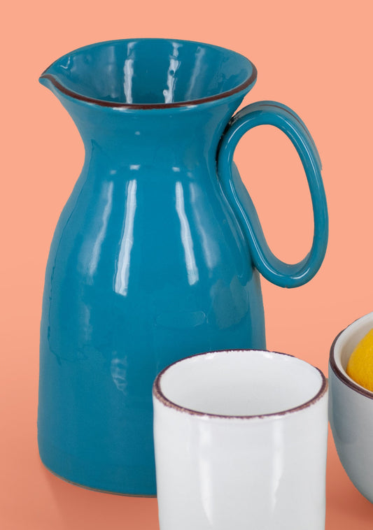 Brocca in maiolica azzurro cielo con becco stretto e manico ad anello largo