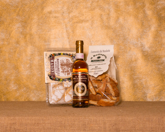 I 3 prodotti del cesto «Dolce Toscana» disposti sul fondo di juta: Vin Santo Toscano, Cantuccini alla mandorla artigianali e Ricciarelli di Siena IGP Masoni.