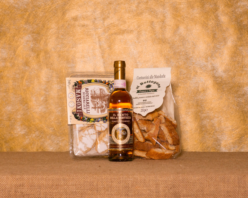 I 3 prodotti del cesto «Dolce Toscana» disposti sul fondo di juta: Vin Santo Toscano, Cantuccini alla mandorla artigianali e Ricciarelli di Siena IGP Masoni.