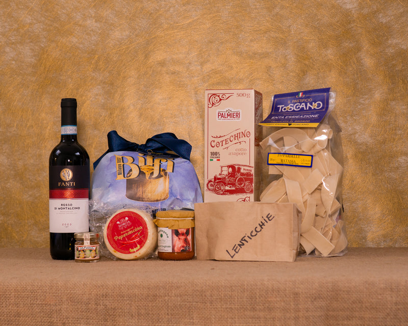 I 8 prodotti del cesto «Festa Classica» disposti sul fondo di juta, fra cui Panettone tradizionale Biffi, Rosso di Montalcino DOC Fanti e Pappardelle Pastificio Toscano, e gli altri.
