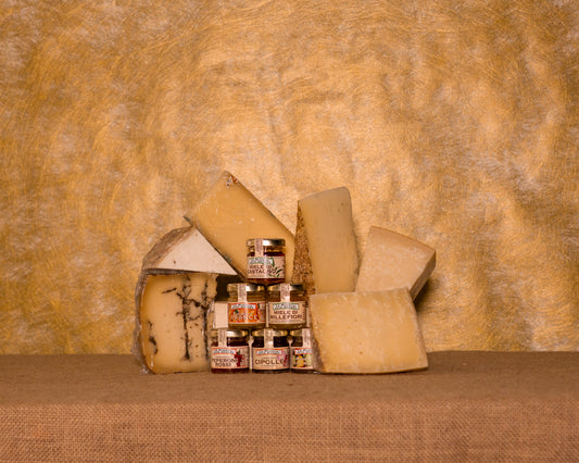I 12 prodotti del cesto «Formaggi d’Italia» disposti sul fondo di juta, fra cui Parmigiano Reggiano 30 mesi, Pecorino d’Amatrice “Matrù” e Pecorino Toscano DOP, e gli altri.