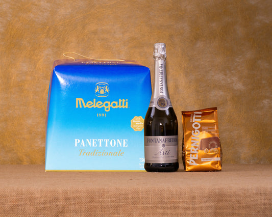 I 3 prodotti del cesto «Piccolo Brindisi» disposti sul fondo di juta: Pandoro Melegatti, Asti DOCG Fontanafredda e Gianduiotti Pernigotti.