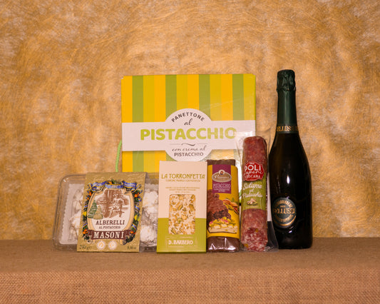 I 7 prodotti del cesto «Pistacchioso» disposti sul fondo di juta, fra cui Panettone al Pistacchio Albertengo, Pistacchio ricoperto di Cioccolata Vannucci e Ricciarelli ai Pistacchi Masoni, e gli altri.
