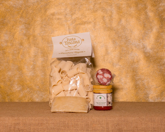 I 5 prodotti del cesto «Sapori di Toscana» disposti sul fondo di juta, fra cui Chianti Riserva DOCG Geografico, Paccheri Pasta Toscana e Sugo all’aglione, e gli altri.