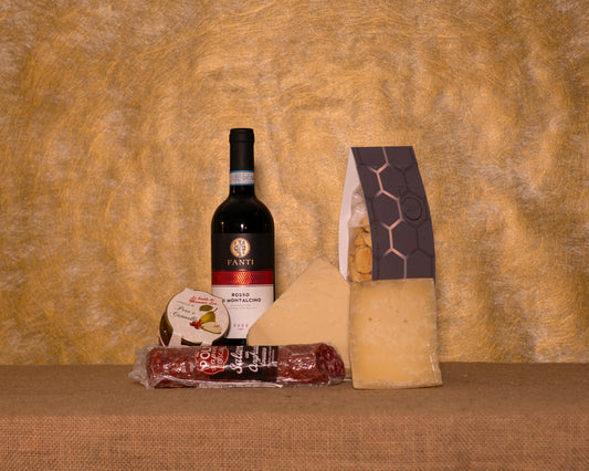 I 6 prodotti del cesto «Sapori Ricercati» disposti sul fondo di juta, fra cui Pecorino Toscano “Serbo” oltre 3 mesi, Provolone Recco 24 mesi e Salame di cinghiale Poli, e gli altri.