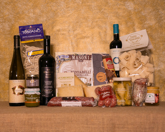 I 19 prodotti del cesto «Signature Gourmet Bottegone» disposti sul fondo di juta, fra cui Adeo Bolgheri DOC, Ribolla Gialla Livio Felluga e Salame di cinghiale Poli, e gli altri.