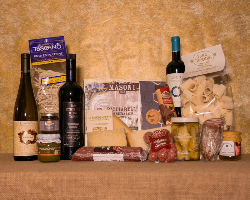 I 19 prodotti del cesto «Signature Gourmet Bottegone» disposti sul fondo di juta, fra cui Adeo Bolgheri DOC, Ribolla Gialla Livio Felluga e Salame di cinghiale Poli, e gli altri.