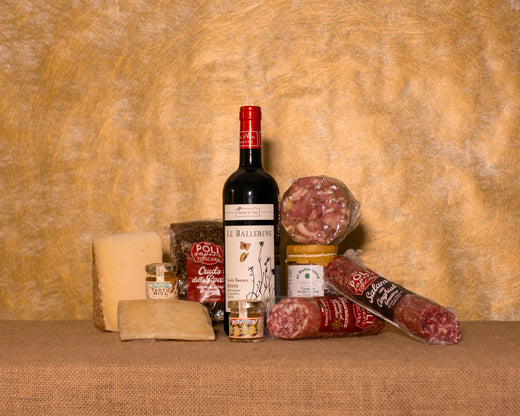 I 10 prodotti del cesto «Tagliere Toscano» disposti sul fondo di juta, fra cui Crudo Toscano Poli, Salame di cinghiale Poli e Salame al finocchio Poli, e gli altri.