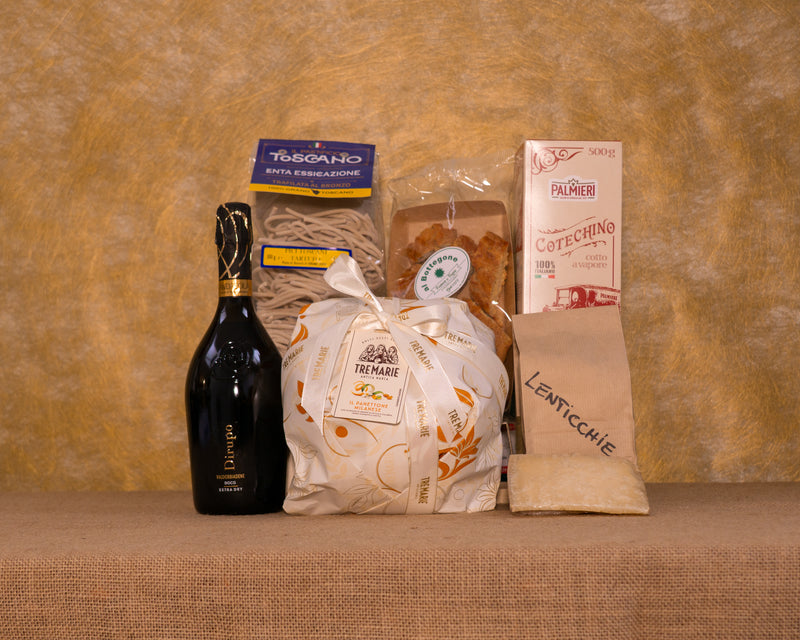 I 7 prodotti del cesto «Tradizione di Famiglia» disposti sul fondo di juta, fra cui Panettone Tre Marie, Valdobbiadene DOCG ExtraDry Dirupo e Cotechino Palmieri, e gli altri.