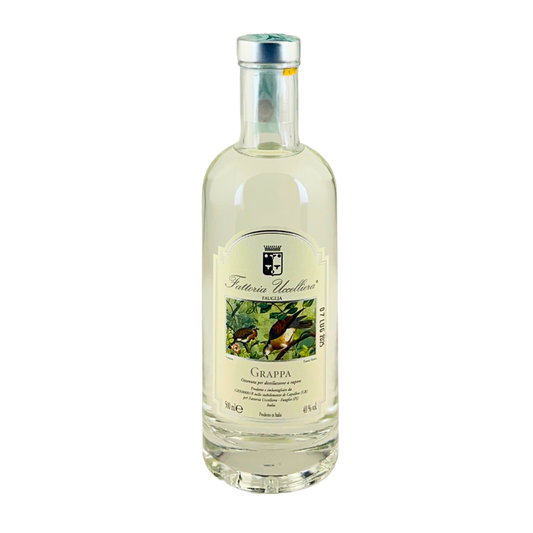 Bottiglia di Grappa Bianca della Fattoria Uccelliera, distillato incolore in bottiglia slanciata, su fondo bianco
