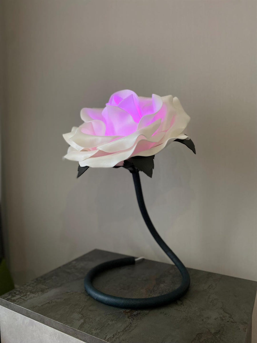 Rosa Bianca a Stelo Curvo — GlowBlooms, fatto a mano a Collesalvetti
