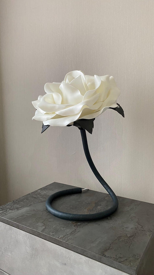 Rosa Bianca a Stelo Curvo — GlowBlooms, fatto a mano a Collesalvetti