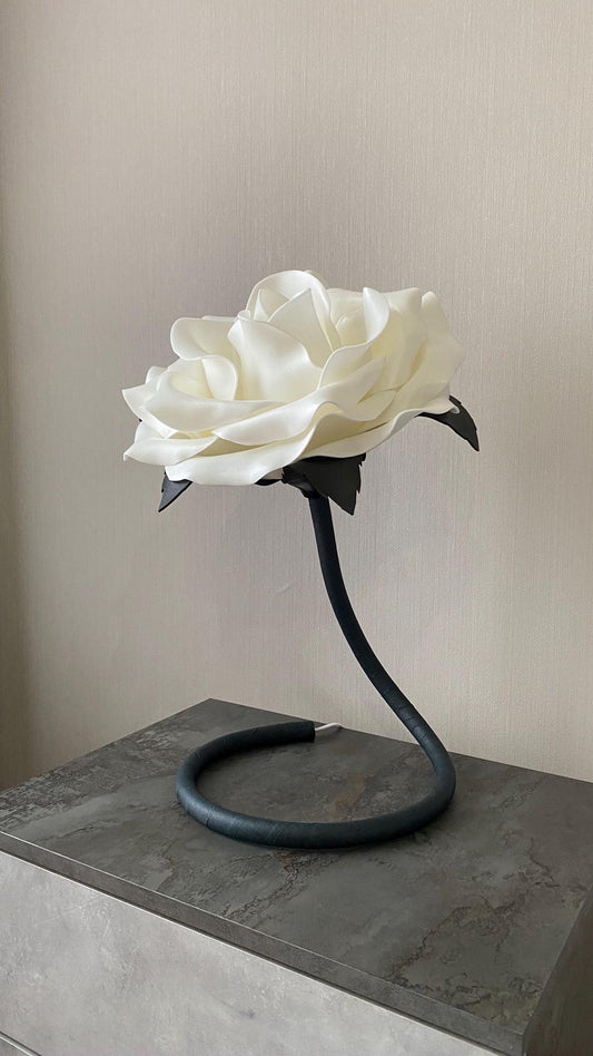 Rosa Bianca a Stelo Curvo — GlowBlooms, fatto a mano a Collesalvetti