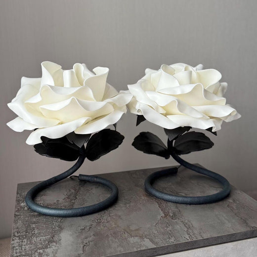 Coppia di Rose — bianca e nera — GlowBlooms, fatto a mano a Collesalvetti