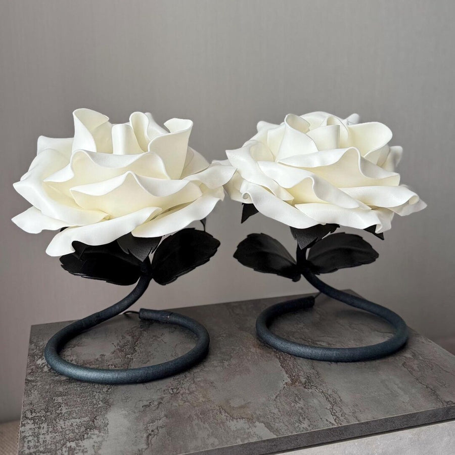 Coppia di Rose — bianca e nera — GlowBlooms, fatto a mano a Collesalvetti
