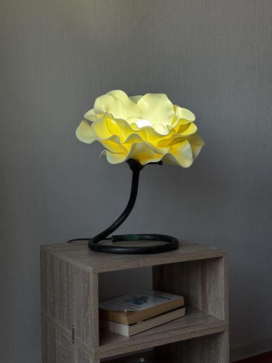Fiore Giallo da Tavolo — GlowBlooms, fatto a mano a Collesalvetti