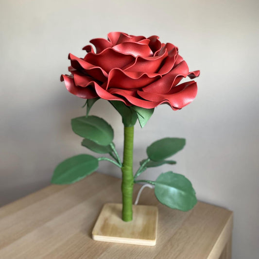 Rosa Rossa con Base in Legno — GlowBlooms, fatto a mano a Collesalvetti