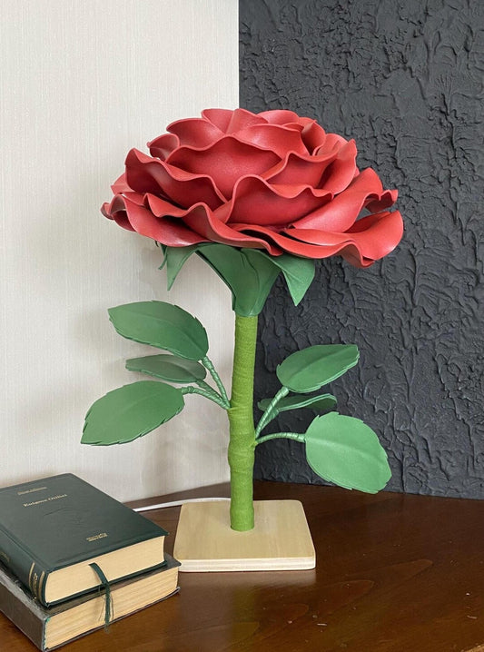 Rosa Rossa con Base in Legno — GlowBlooms, fatto a mano a Collesalvetti
