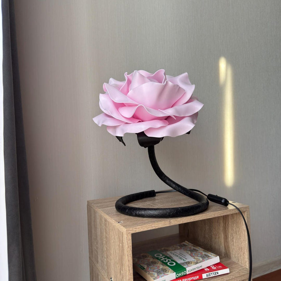 Fiore Rosa con Base Nera — GlowBlooms, fatto a mano a Collesalvetti
