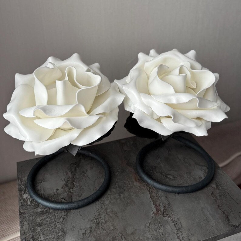 Coppia di Rose — bianca e nera — GlowBlooms, fatto a mano a Collesalvetti