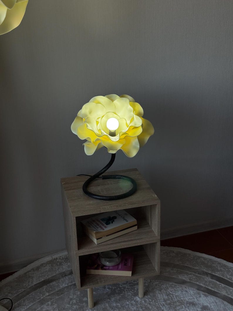 Fiore Giallo da Tavolo — GlowBlooms, fatto a mano a Collesalvetti