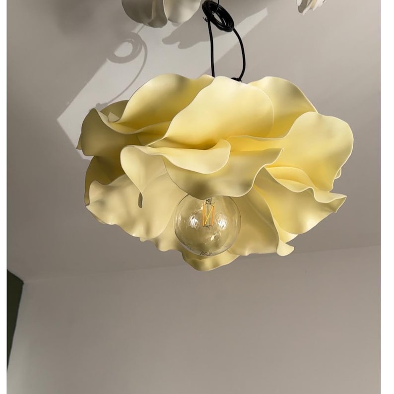 Lampadario Fiore Giallo — GlowBlooms, fatto a mano a Collesalvetti