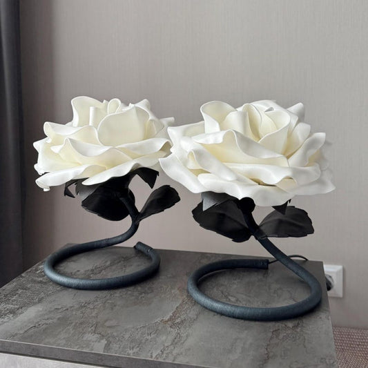 Coppia di Rose — bianca e nera — GlowBlooms, fatto a mano a Collesalvetti