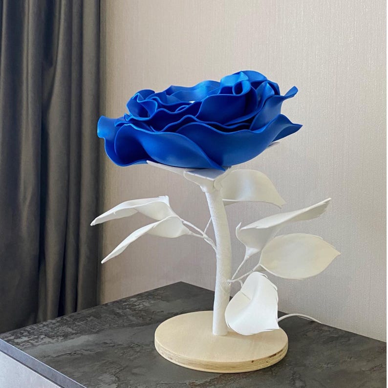Rosa Blu da Comodino — GlowBlooms, fatto a mano a Collesalvetti